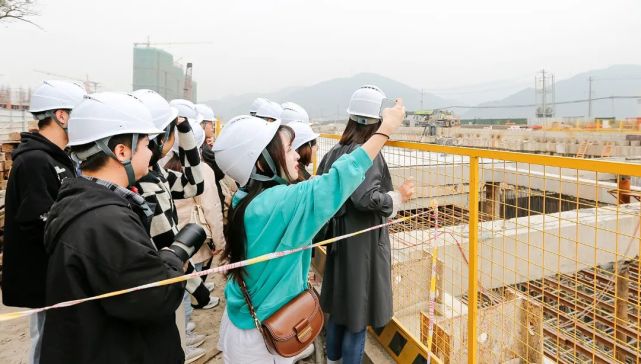 互聯(lián)網(wǎng)搬磚新聞報(bào)道(互聯(lián)網(wǎng)搬磚新聞報(bào)道怎么寫(xiě))